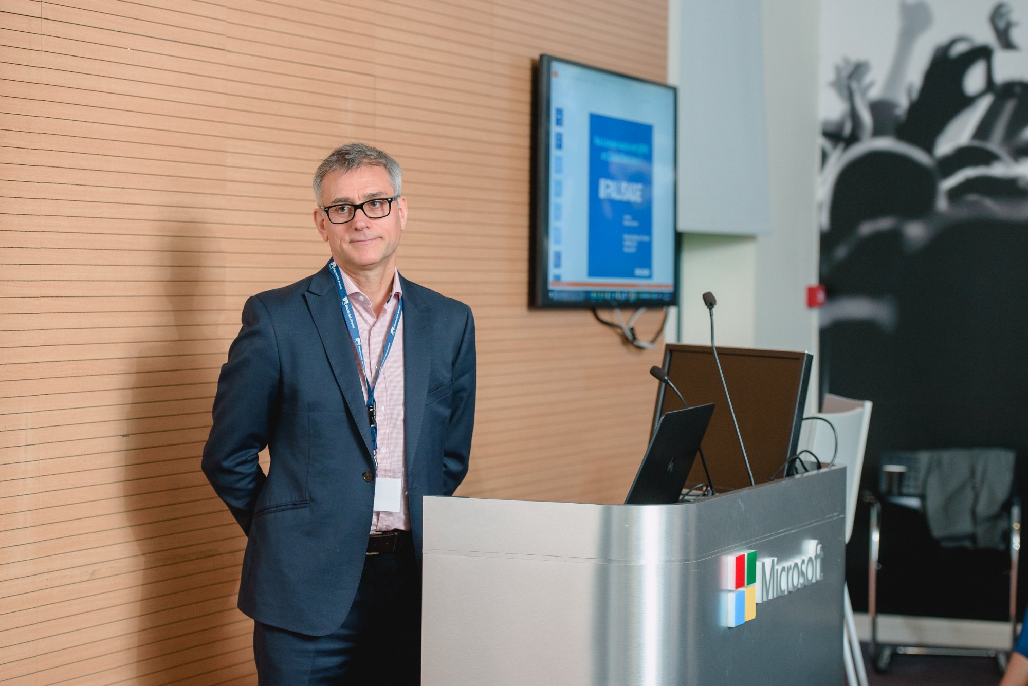 Manuel Carmona presenting